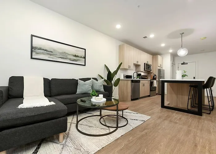 Modern W/ Hulu, Gym & Parking Near Shopping Pittsburgh