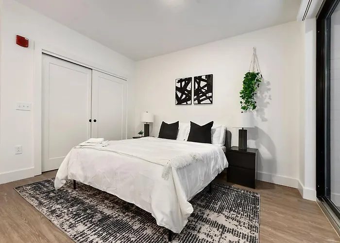 Modern W/ Hulu, Gym & Parking Near Shopping * Pittsburgh
