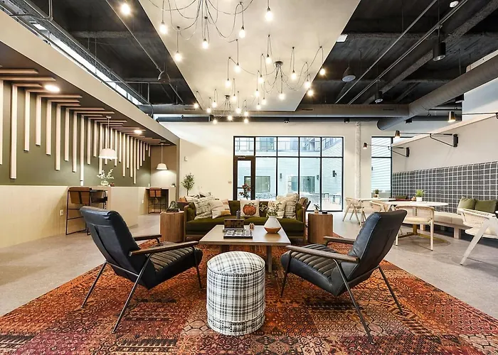 Modern W/ Hulu, Gym & Parking Near Shopping Pittsburgh