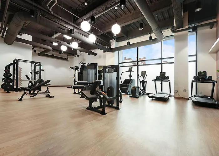Modern W/ Hulu, Gym & Parking Near Shopping