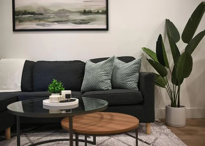 Modern W/ Hulu, Gym & Parking Near Shopping *