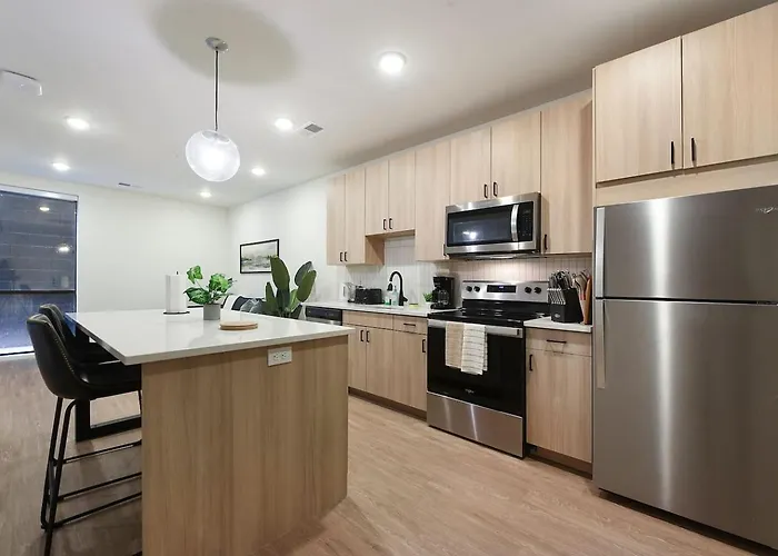 Modern W/ Hulu, Gym & Parking Near Shopping