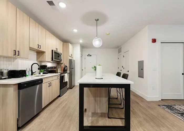 Modern W/ Hulu, Gym & Parking Near Shopping Apartment