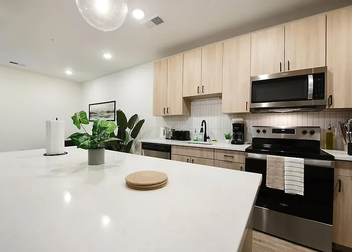 Modern W/ Hulu, Gym & Parking Near Shopping