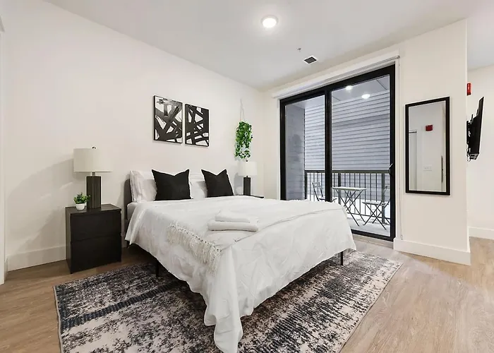 Apartment Modern W/ Hulu, Gym & Parking Near Shopping Pittsburgh