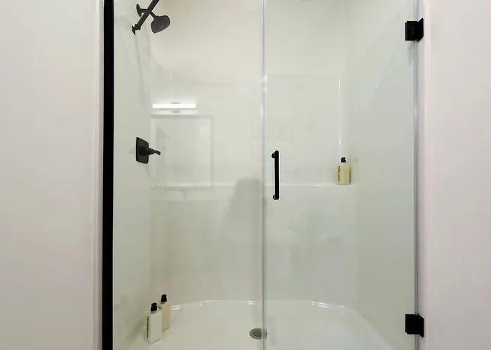 Modern W/ Hulu, Gym & Parking Near Shopping Apartment