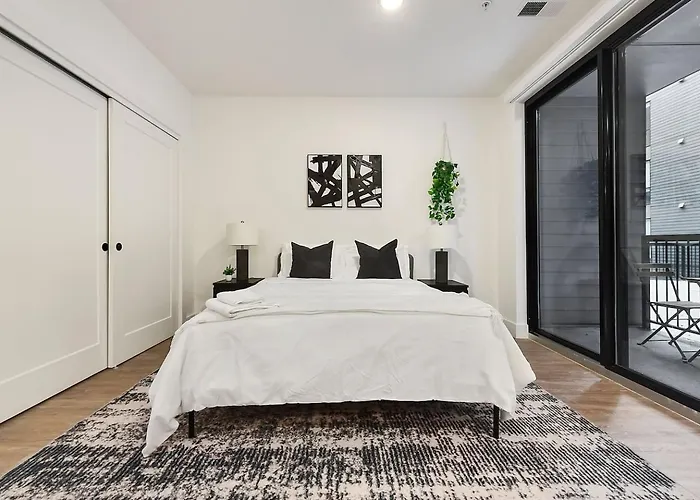 Apartment Modern W/ Hulu, Gym & Parking Near Shopping