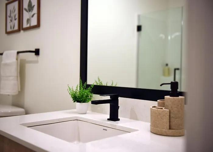 Modern W/ Hulu, Gym & Parking Near Shopping * Pittsburgh