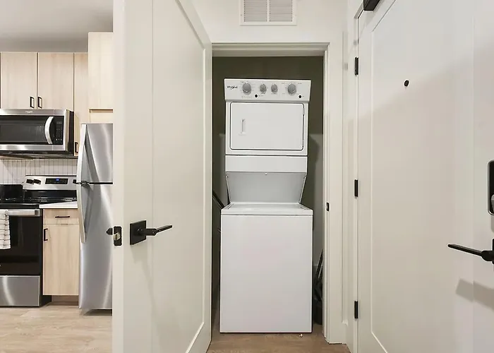 Modern W/ Hulu, Gym & Parking Near Shopping Apartment