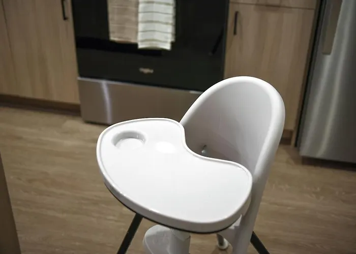 Modern W/ Hulu, Gym & Parking Near Shopping Apartment *