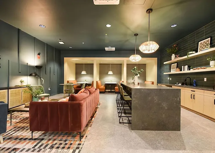 Modern W/ Hulu, Gym & Parking Near Shopping Pittsburgh