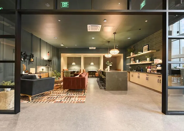 Modern W/ Hulu, Gym & Parking Near Shopping *
