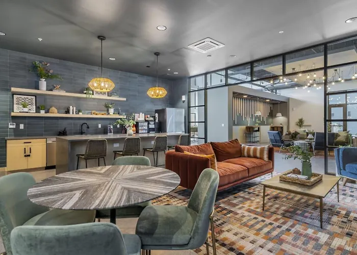 Modern W/ Hulu, Gym & Parking Near Shopping * Pittsburgh