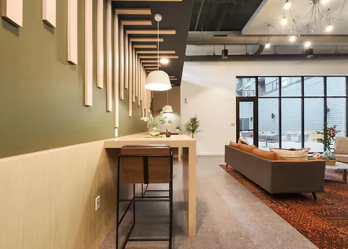 Modern W/ Hulu, Gym & Parking Near Shopping *