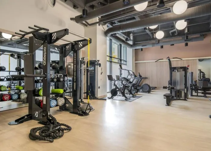 Modern W/ Hulu, Gym & Parking Near Shopping *