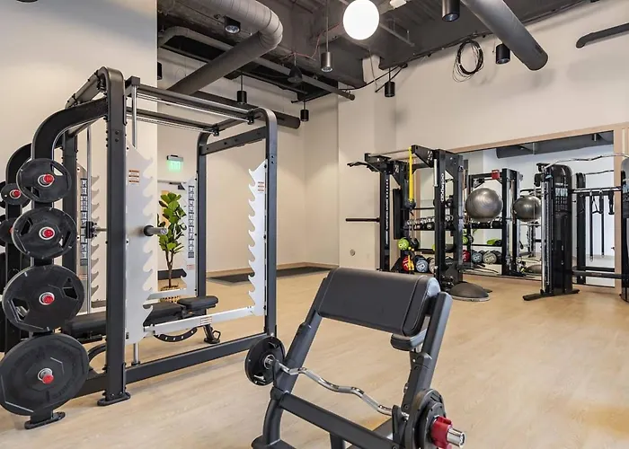 Modern W/ Hulu, Gym & Parking Near Shopping Pittsburgh