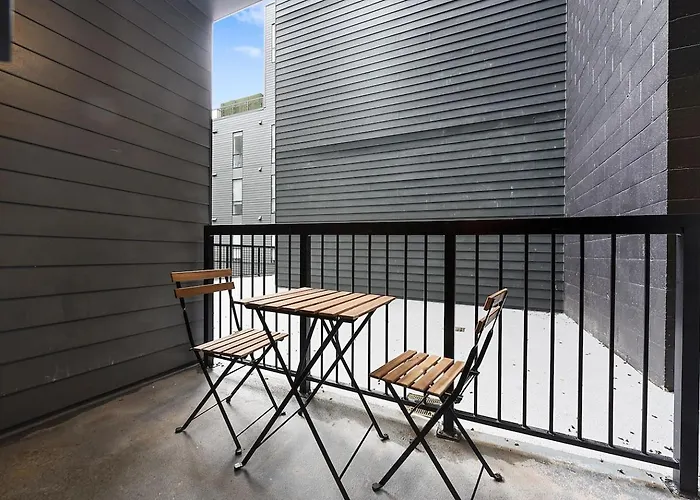 Modern W/ Hulu, Gym & Parking Near Shopping Pittsburgh