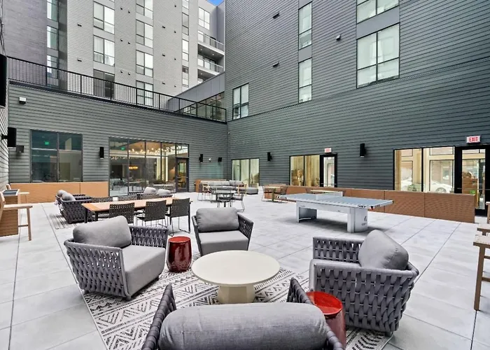 Modern W/ Hulu, Gym & Parking Near Shopping Apartment *