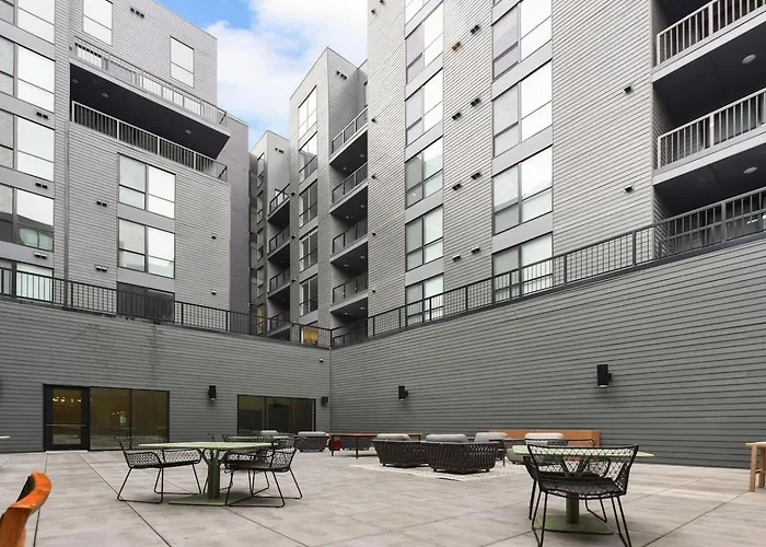 Modern W/ Hulu, Gym & Parking Near Shopping